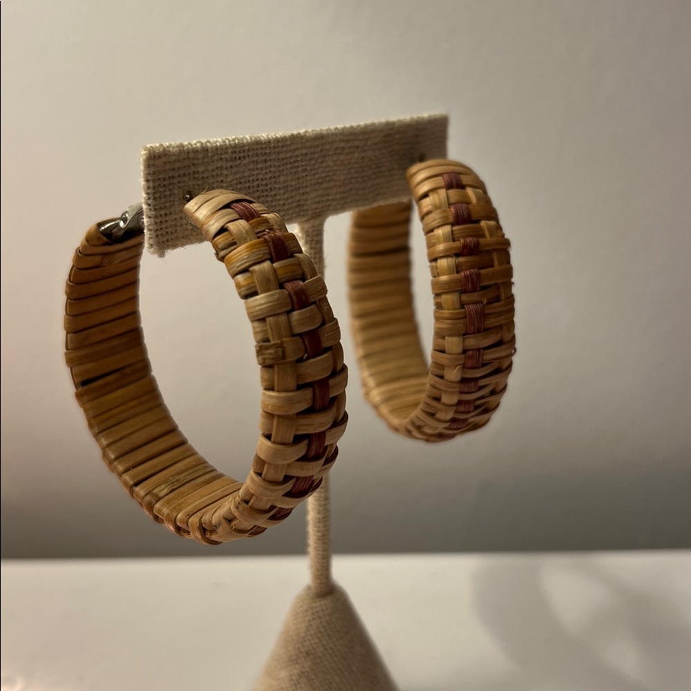 Elegant Woven Hoop Earrings - Picture 2 of 3